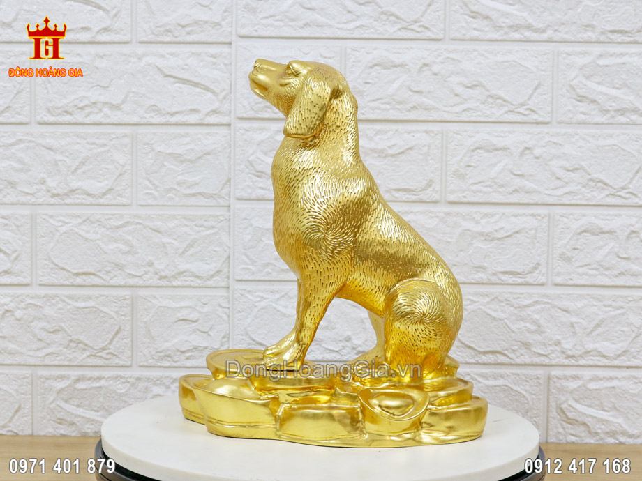 Pho tượng chó được chế tác hoàn toàn thủ công từ nguyên liệu đồng vàng